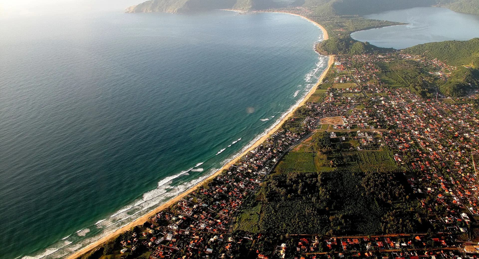 Vista aérea del litoral de Florianópolis, Brasil